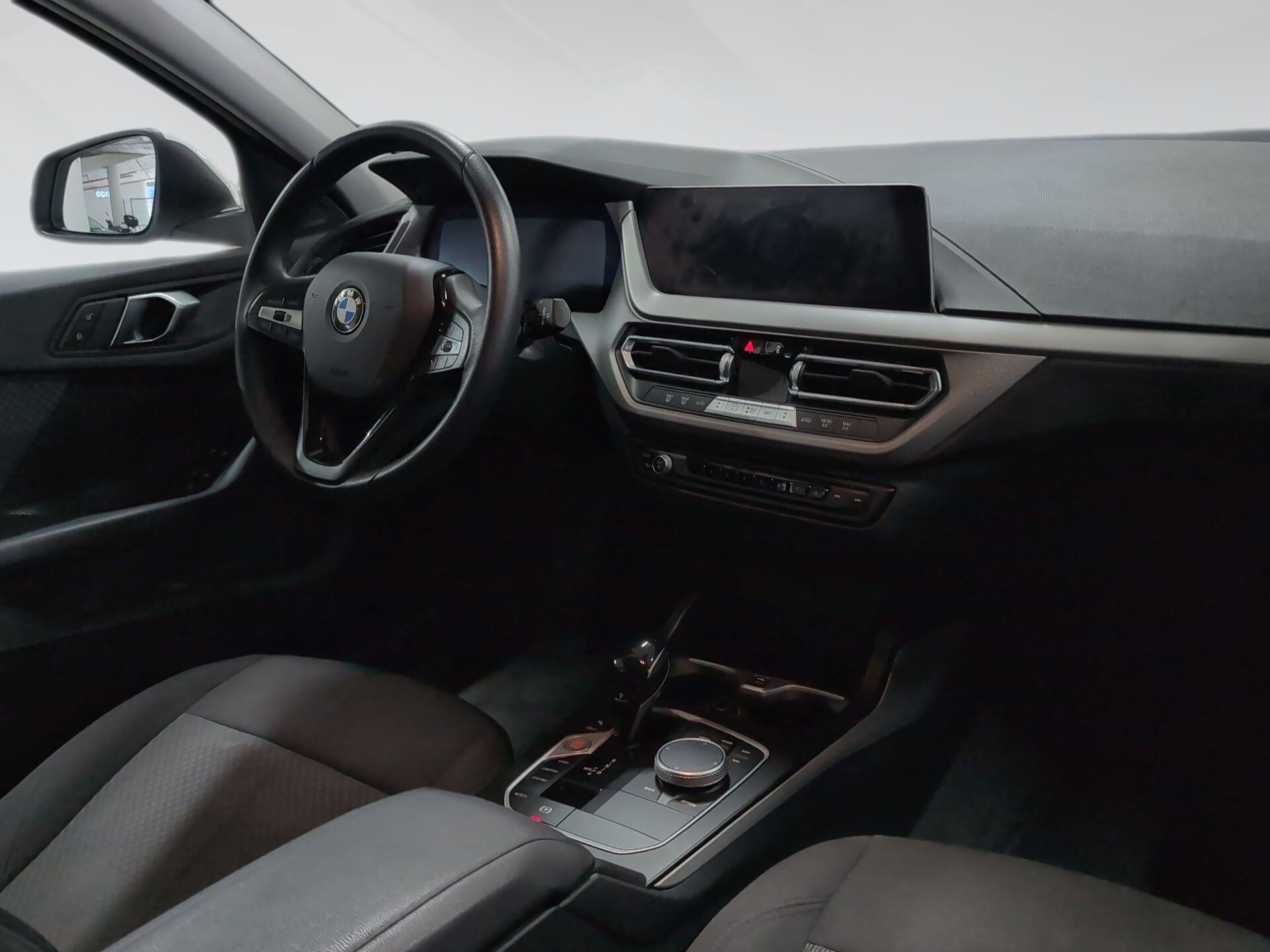 BMW Serie 1 118i color Blanco. Año 2024. 103KW(140CV). Gasolina. En concesionario Automotor Premium Velázquez - Málaga de Málaga