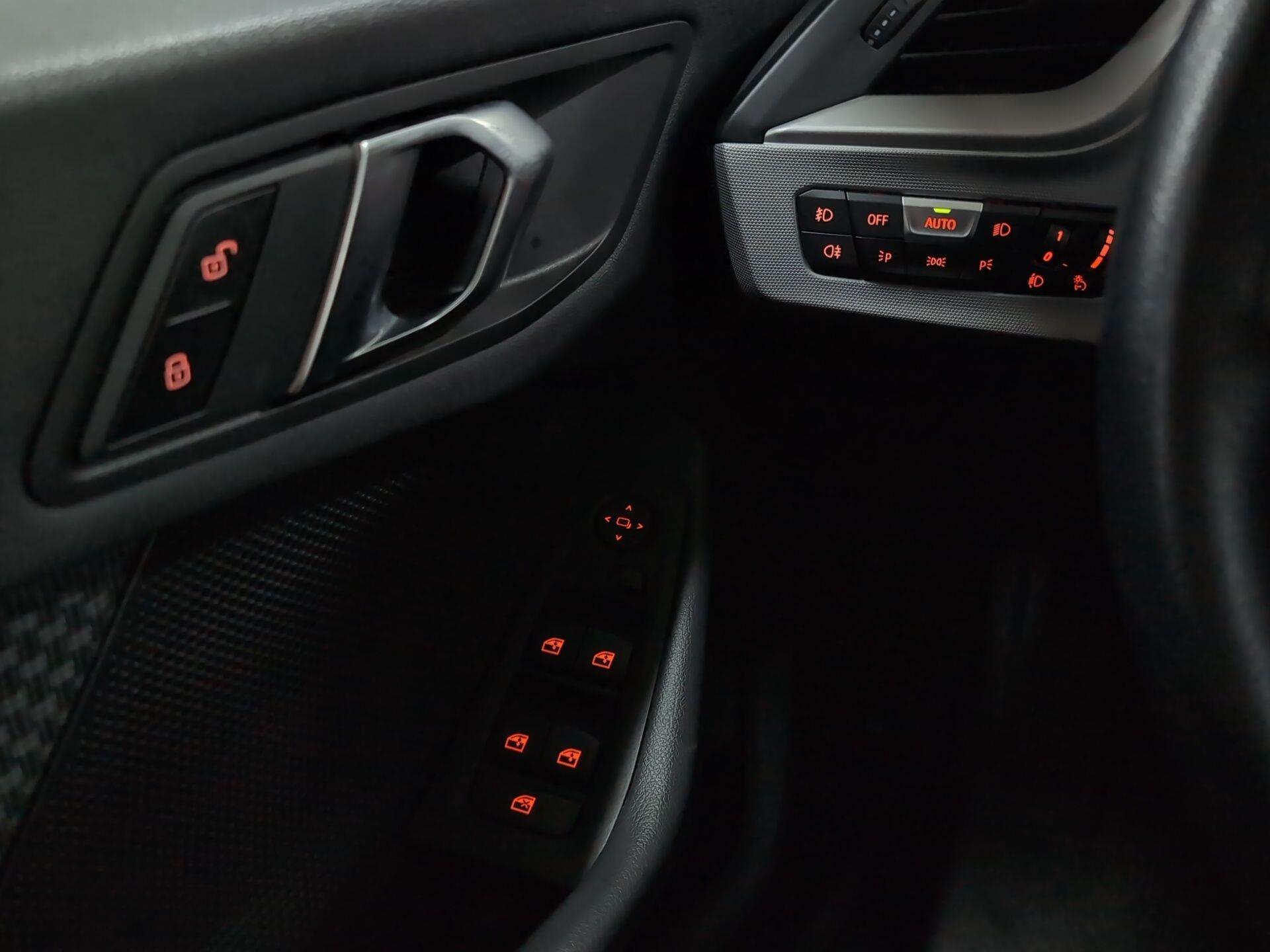 BMW Serie 1 118i color Blanco. Año 2024. 103KW(140CV). Gasolina. En concesionario Automotor Premium Velázquez - Málaga de Málaga