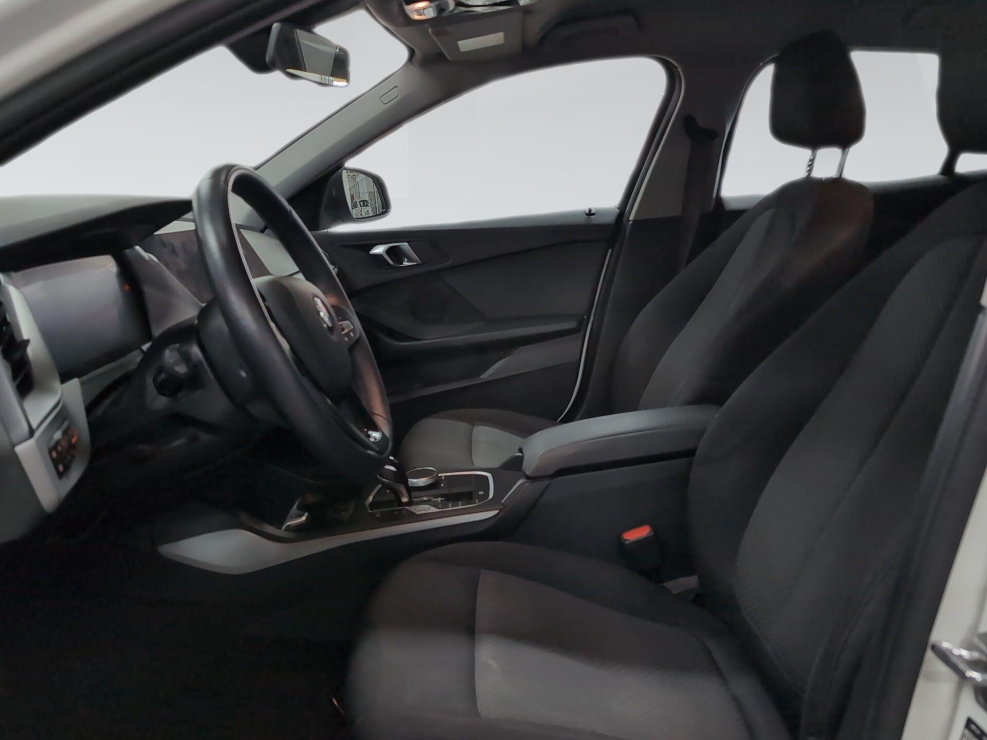 BMW Serie 1 118i color Blanco. Año 2024. 103KW(140CV). Gasolina. En concesionario Automotor Premium Velázquez - Málaga de Málaga