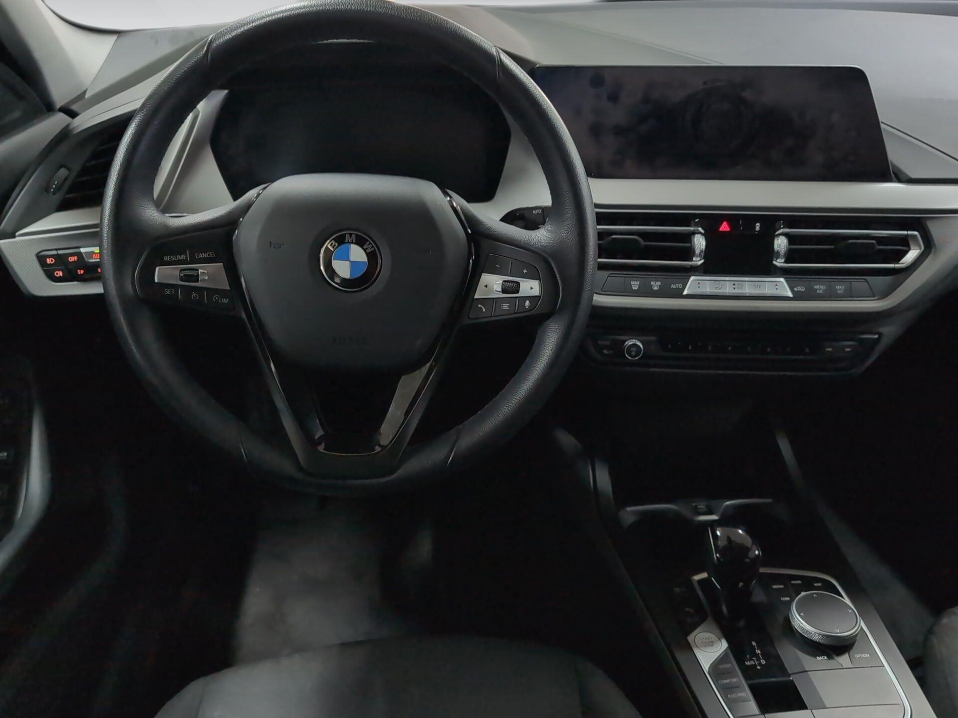 BMW Serie 1 118i color Blanco. Año 2024. 103KW(140CV). Gasolina. En concesionario Automotor Premium Velázquez - Málaga de Málaga