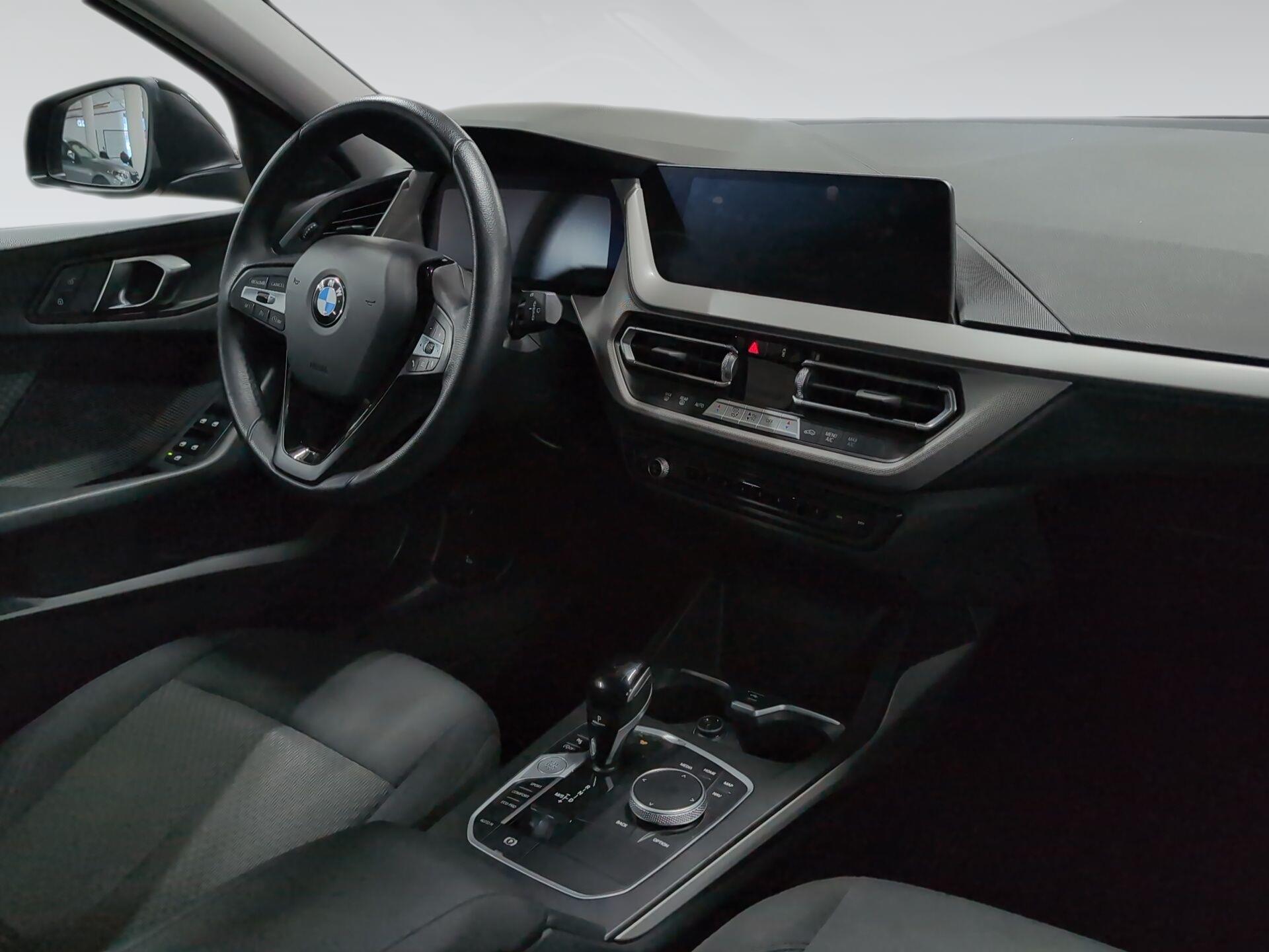 BMW Serie 1 118i color Negro. Año 2024. 103KW(140CV). Gasolina. En concesionario Automotor Premium Velázquez - Málaga de Málaga