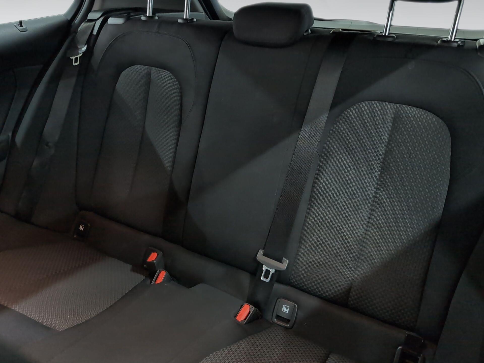 BMW Serie 1 118i color Negro. Año 2024. 103KW(140CV). Gasolina. En concesionario Automotor Premium Velázquez - Málaga de Málaga