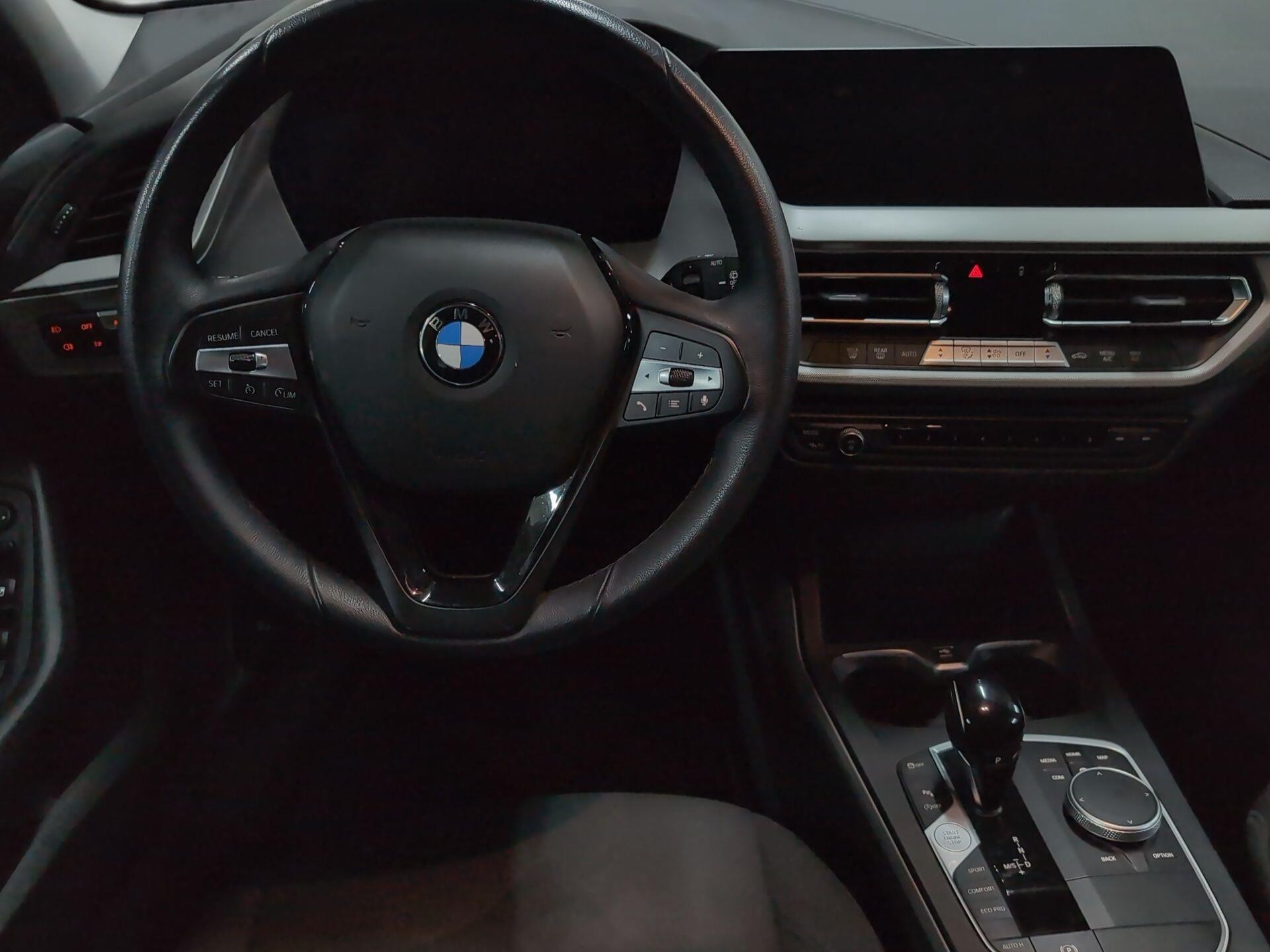 BMW Serie 1 118i color Negro. Año 2024. 103KW(140CV). Gasolina. En concesionario Automotor Premium Velázquez - Málaga de Málaga