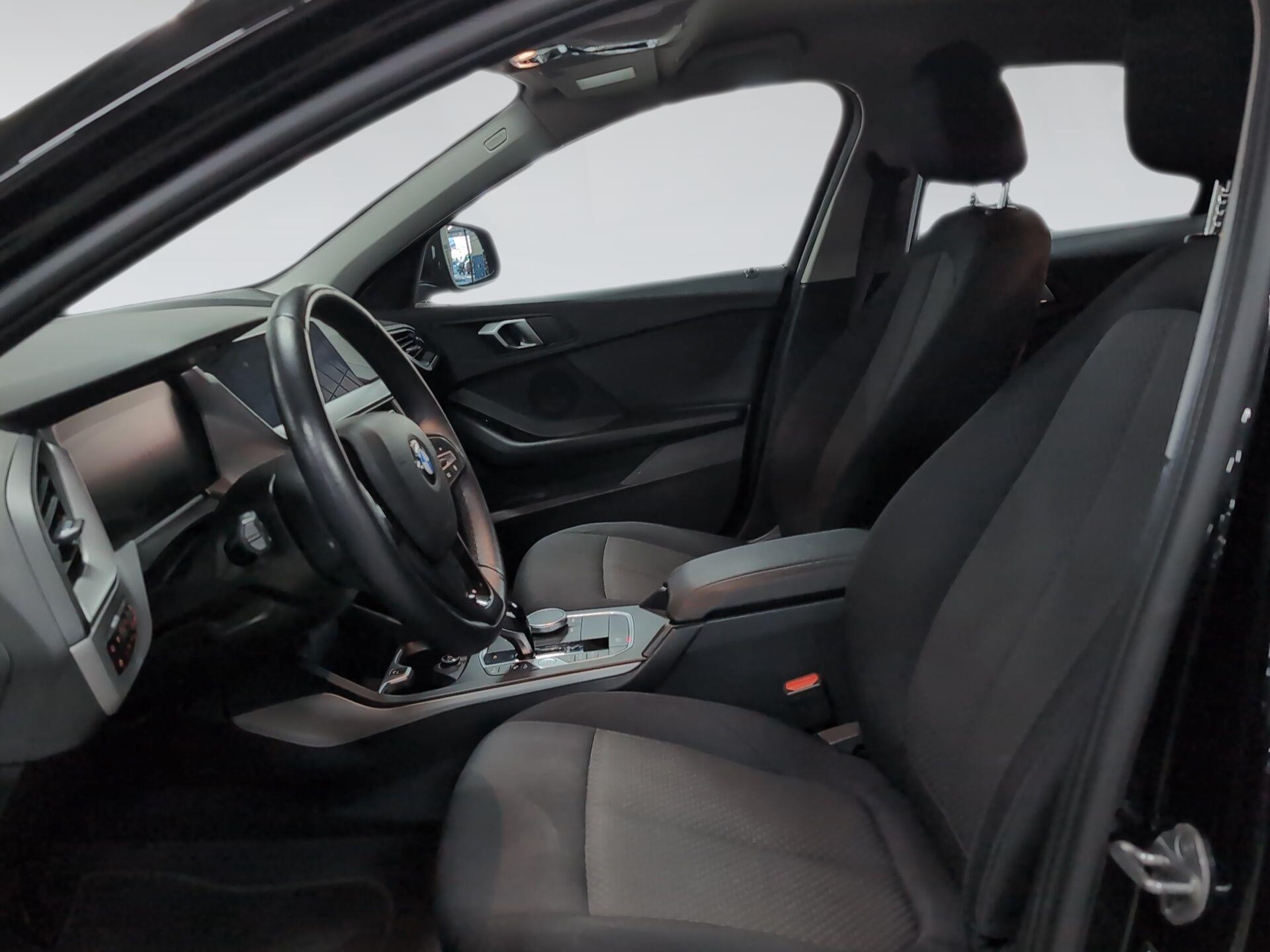 BMW Serie 1 118i color Negro. Año 2024. 103KW(140CV). Gasolina. En concesionario Automotor Premium Velázquez - Málaga de Málaga