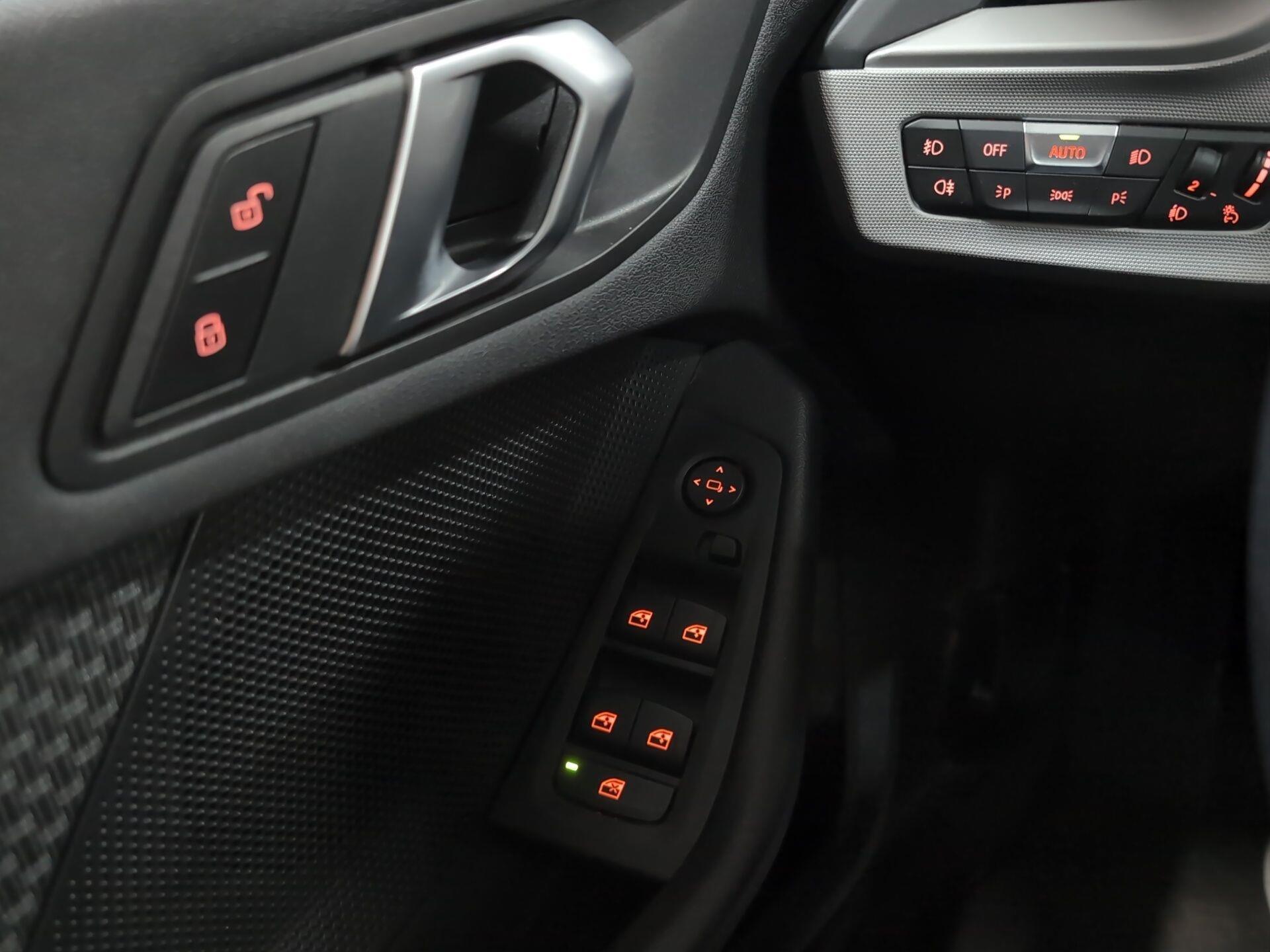 BMW Serie 1 118i color Gris. Año 2024. 103KW(140CV). Gasolina. En concesionario Automotor Premium Velázquez - Málaga de Málaga