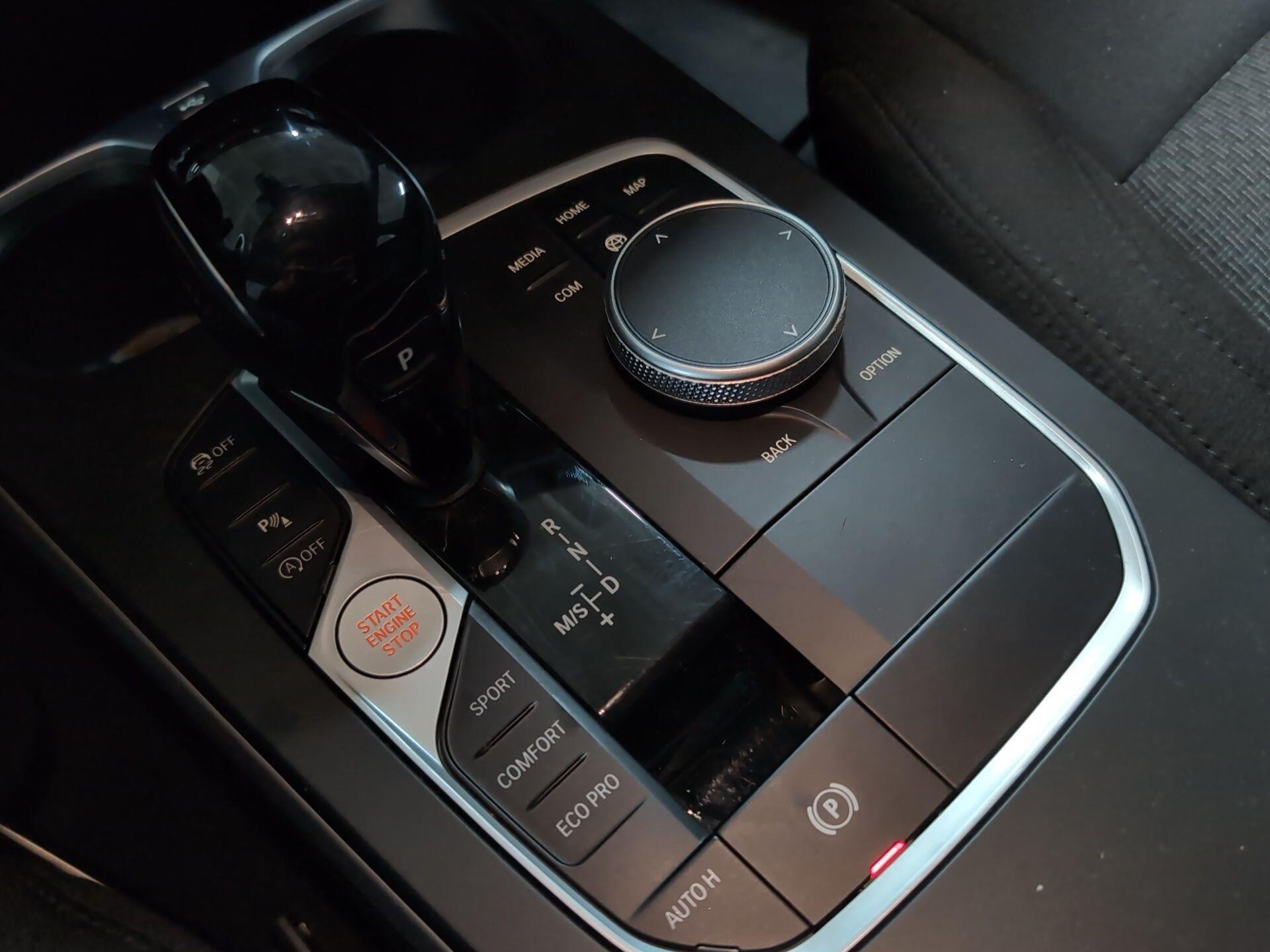 BMW Serie 1 118i color Gris. Año 2024. 103KW(140CV). Gasolina. En concesionario Automotor Premium Velázquez - Málaga de Málaga