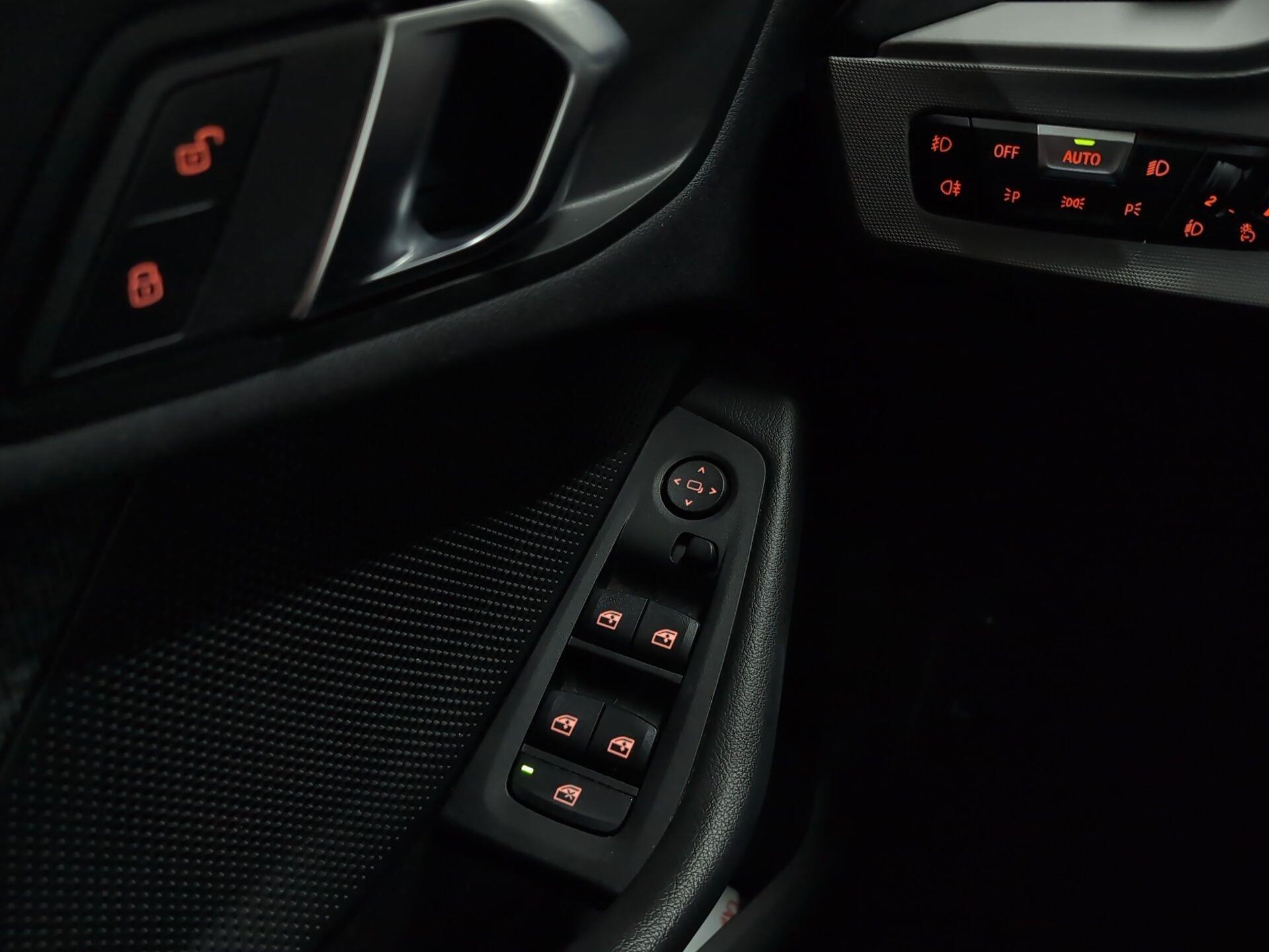 BMW Serie 1 118i color Negro. Año 2024. 103KW(140CV). Gasolina. En concesionario Automotor Premium Velázquez - Málaga de Málaga