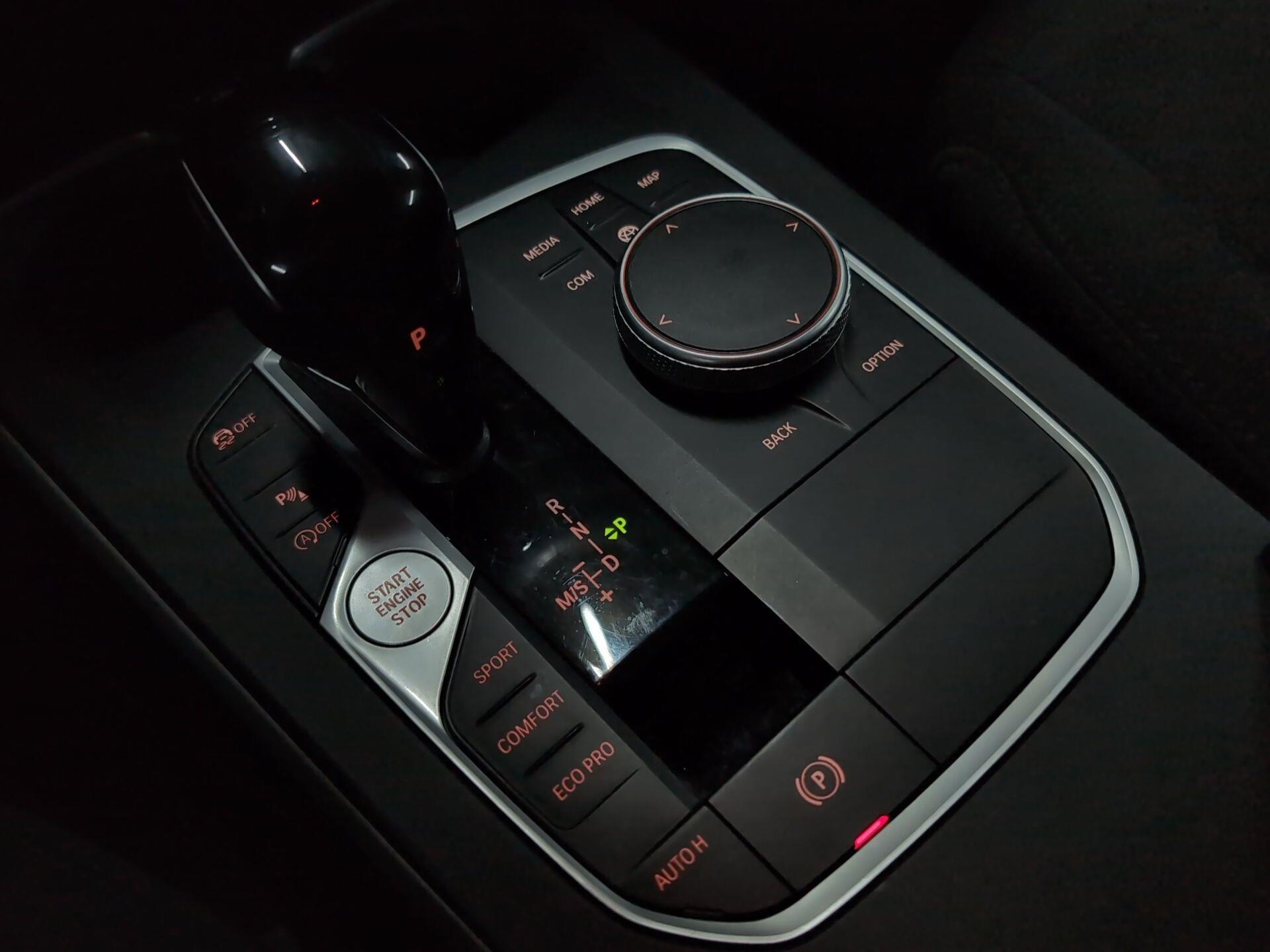 BMW Serie 1 118i color Negro. Año 2024. 103KW(140CV). Gasolina. En concesionario Automotor Premium Velázquez - Málaga de Málaga