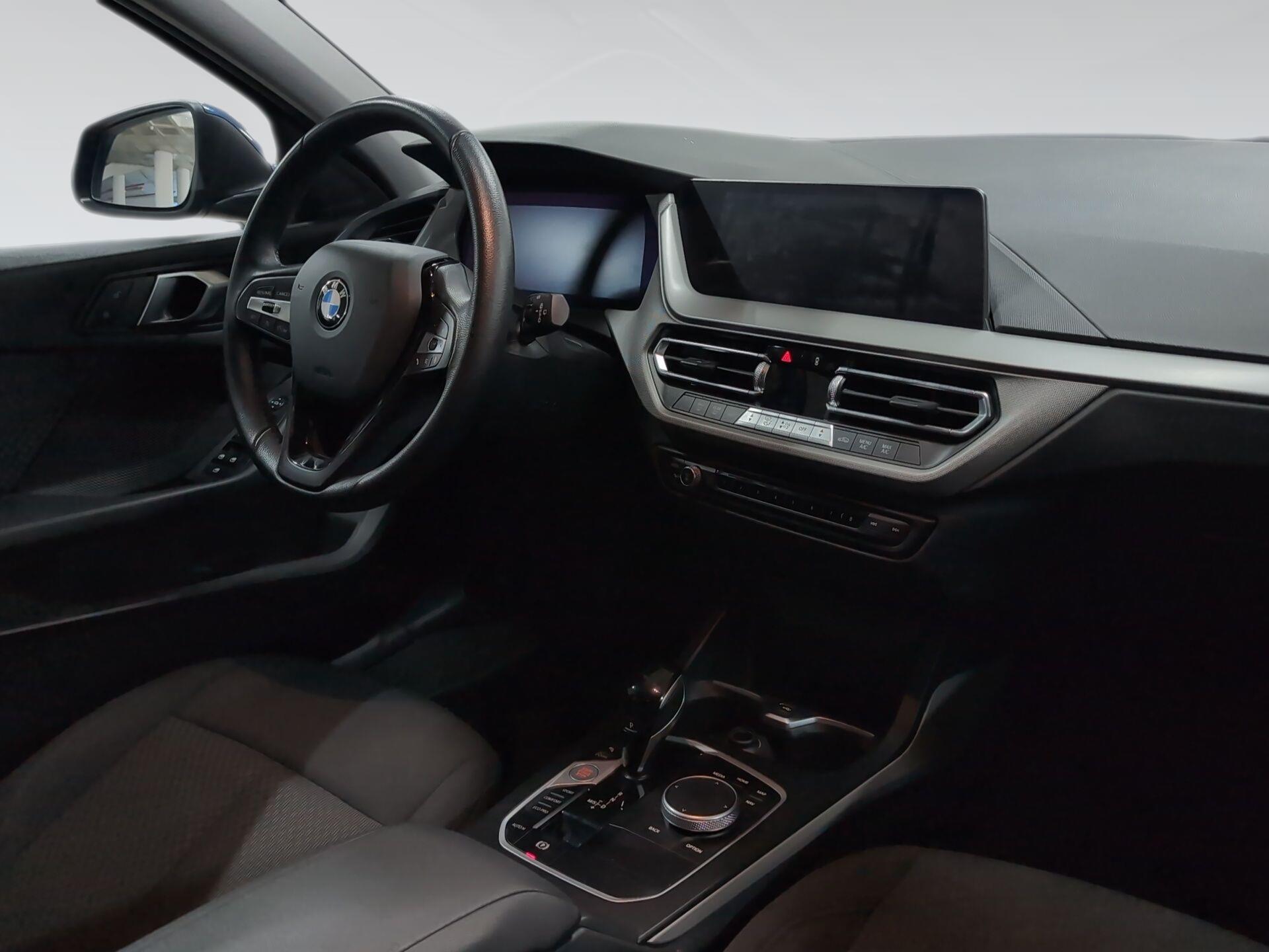 BMW Serie 1 118i color Azul. Año 2024. 103KW(140CV). Gasolina. En concesionario Automotor Premium Velázquez - Málaga de Málaga