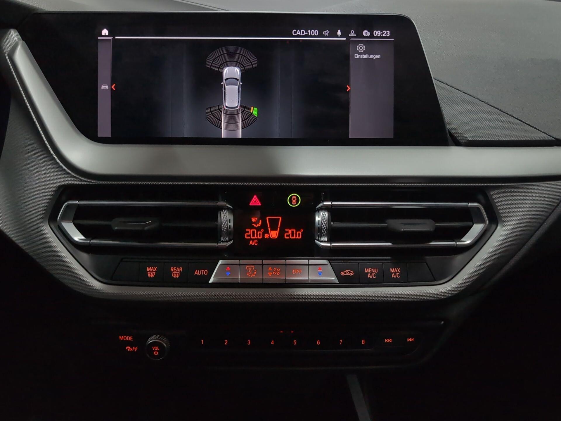 BMW Serie 1 118i color Azul. Año 2024. 103KW(140CV). Gasolina. En concesionario Automotor Premium Velázquez - Málaga de Málaga