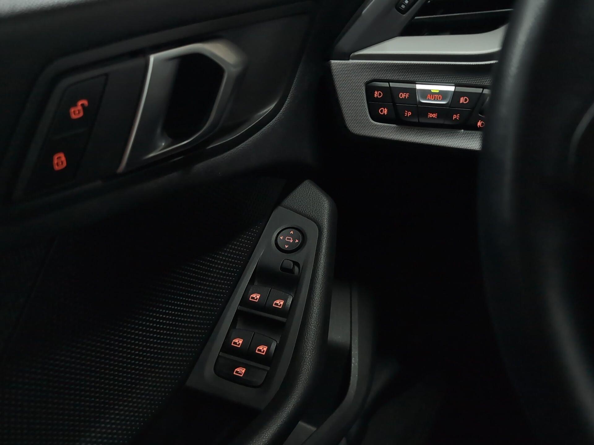 BMW Serie 1 118i color Azul. Año 2024. 103KW(140CV). Gasolina. En concesionario Automotor Premium Velázquez - Málaga de Málaga