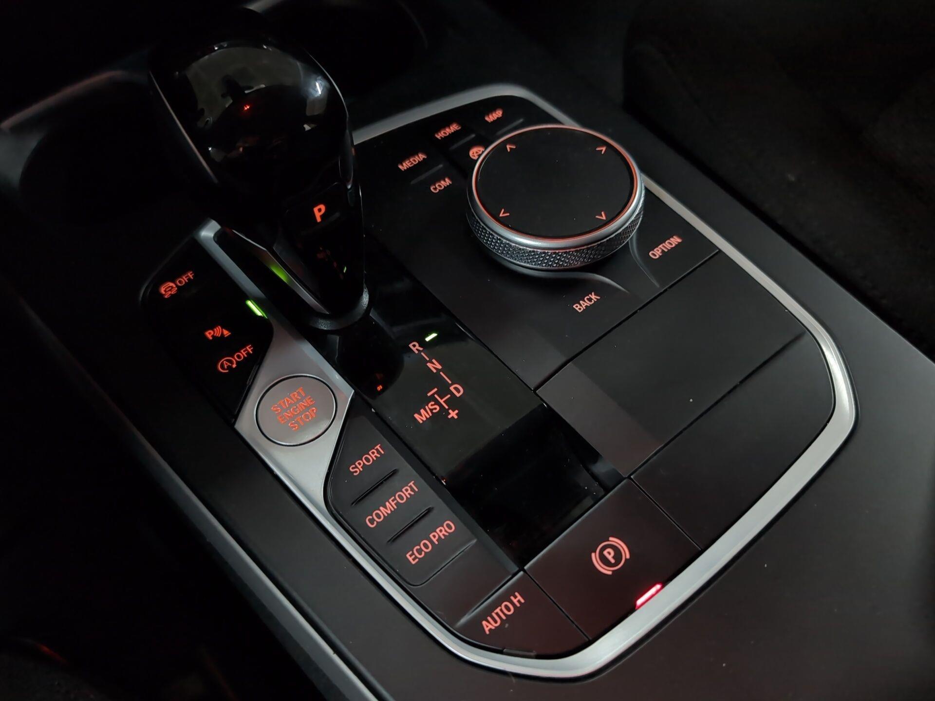 BMW Serie 1 118i color Azul. Año 2024. 103KW(140CV). Gasolina. En concesionario Automotor Premium Velázquez - Málaga de Málaga