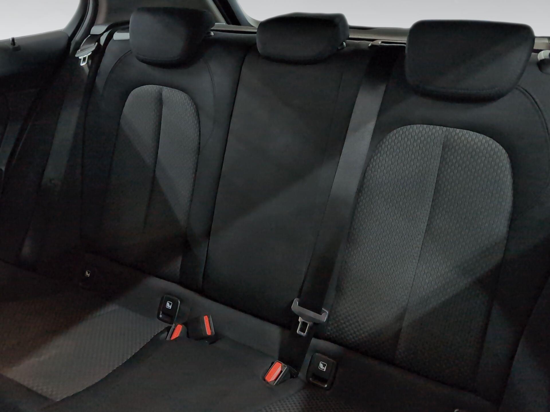 BMW Serie 1 118i color Azul. Año 2024. 103KW(140CV). Gasolina. En concesionario Automotor Premium Velázquez - Málaga de Málaga