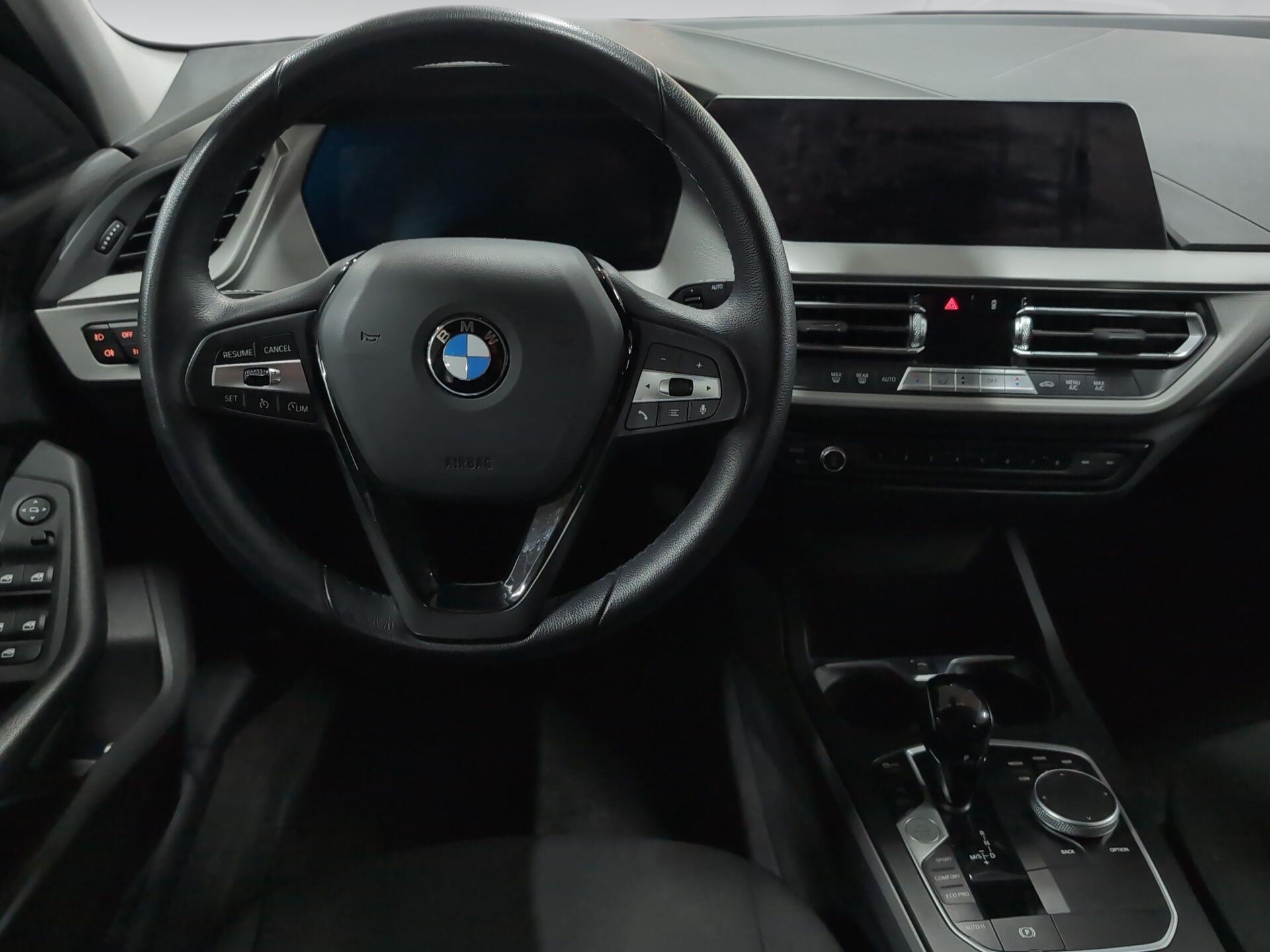 BMW Serie 1 118i color Azul. Año 2024. 103KW(140CV). Gasolina. En concesionario Automotor Premium Velázquez - Málaga de Málaga