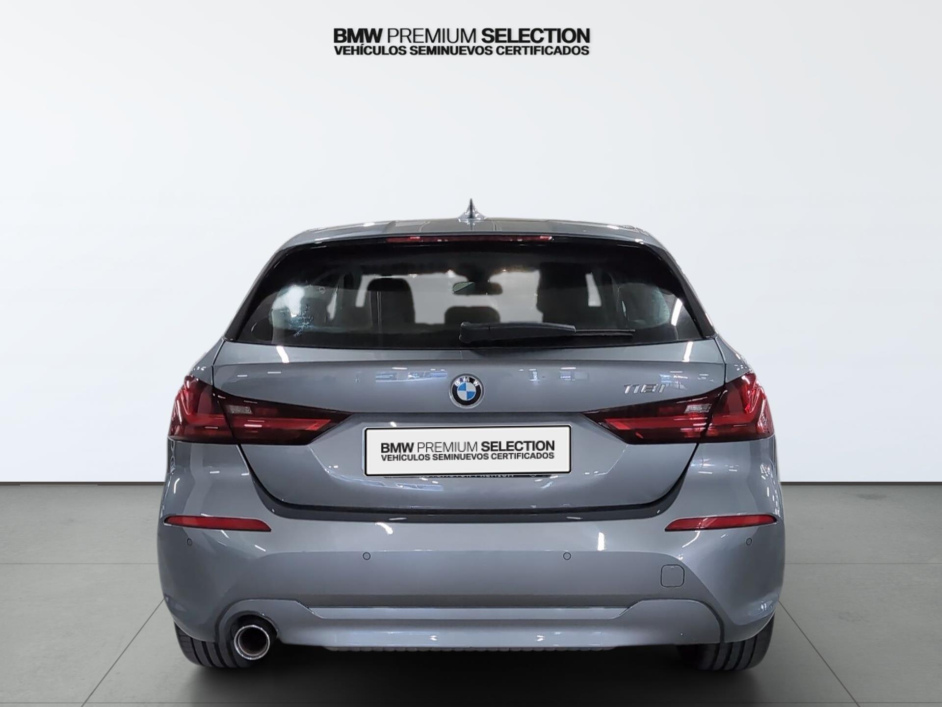 BMW Serie 1 118i color Gris. Año 2024. 103KW(140CV). Gasolina. En concesionario Automotor Premium Velázquez - Málaga de Málaga