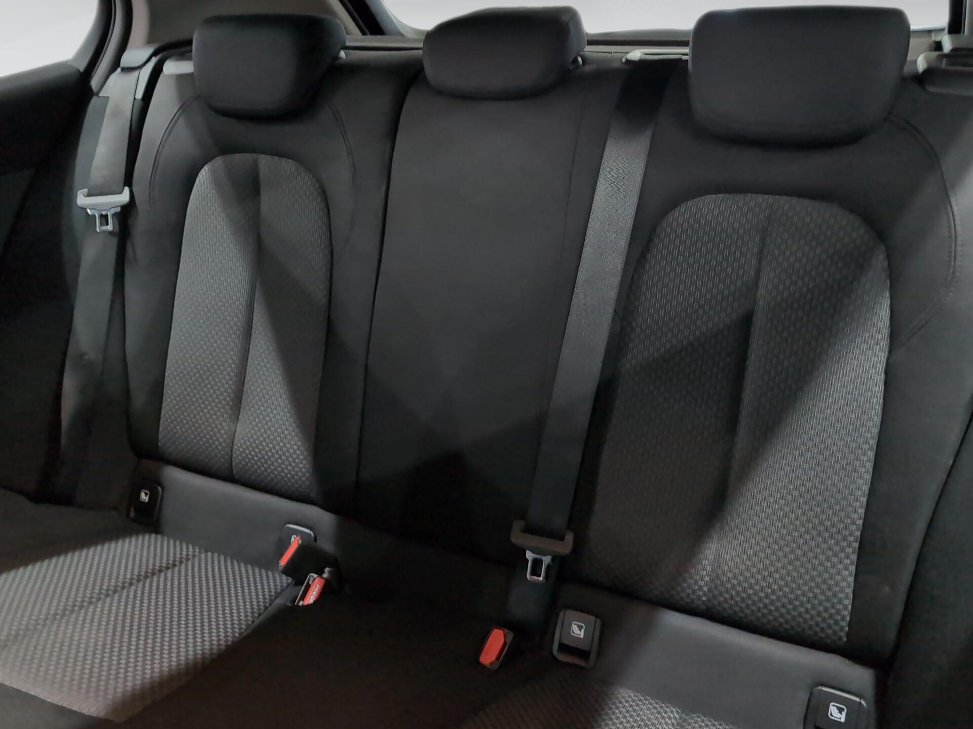 BMW Serie 1 118i color Gris. Año 2024. 103KW(140CV). Gasolina. En concesionario Automotor Premium Velázquez - Málaga de Málaga