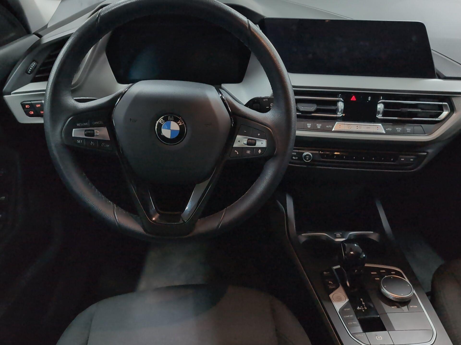 BMW Serie 1 118i color Gris. Año 2024. 103KW(140CV). Gasolina. En concesionario Automotor Premium Velázquez - Málaga de Málaga