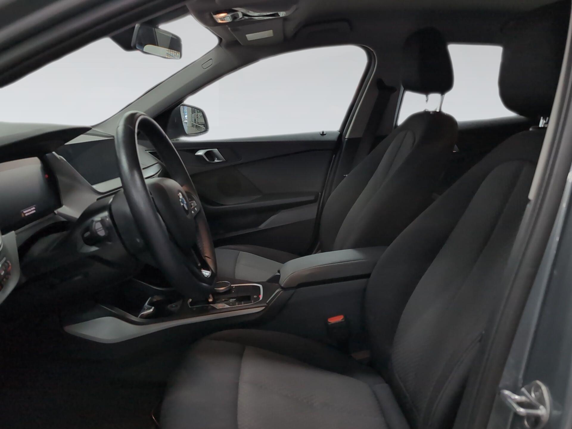 BMW Serie 1 118i color Gris. Año 2024. 103KW(140CV). Gasolina. En concesionario Automotor Premium Velázquez - Málaga de Málaga