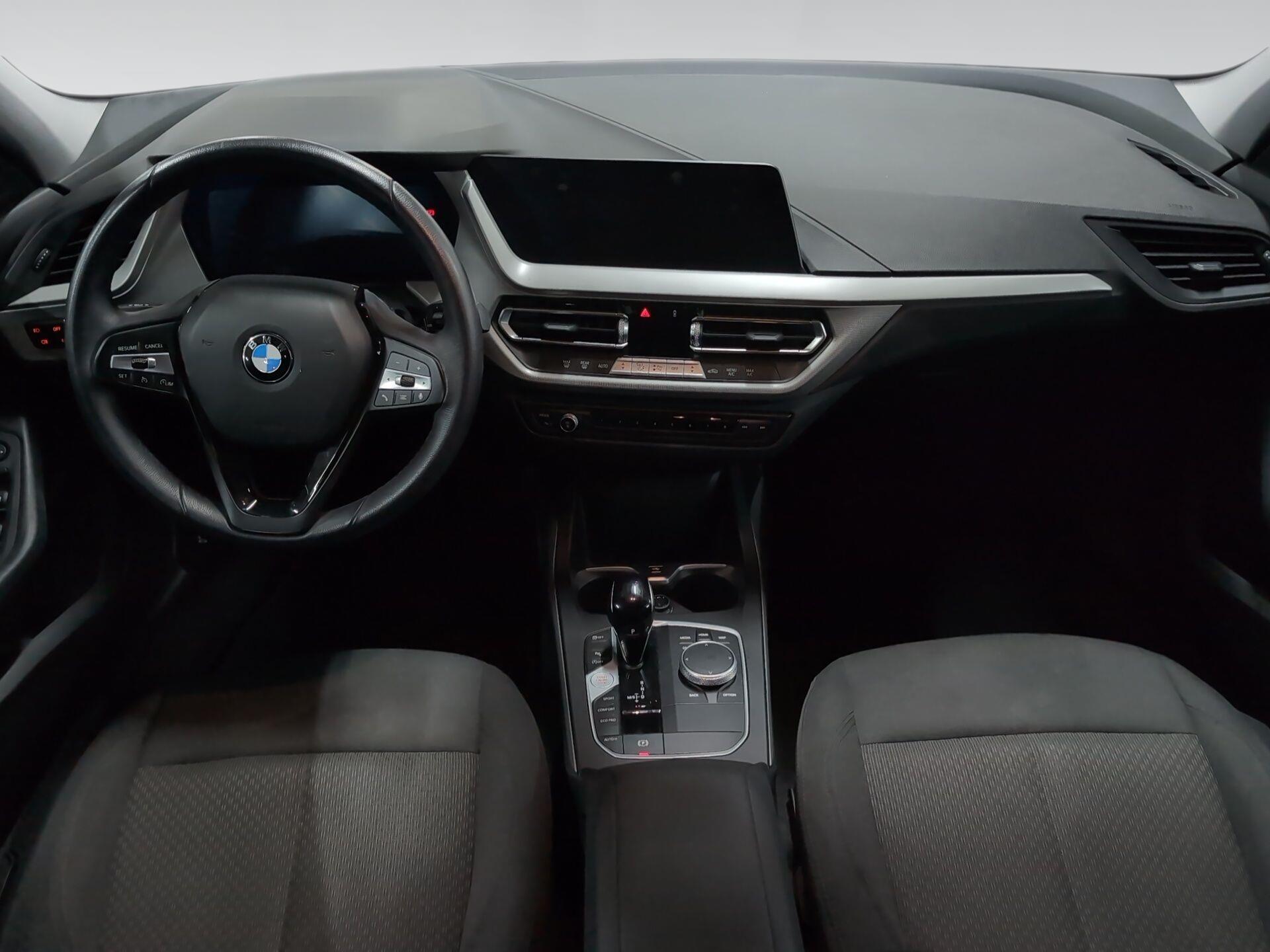 BMW Serie 1 118i color Negro. Año 2024. 103KW(140CV). Gasolina. En concesionario Automotor Premium Velázquez - Málaga de Málaga