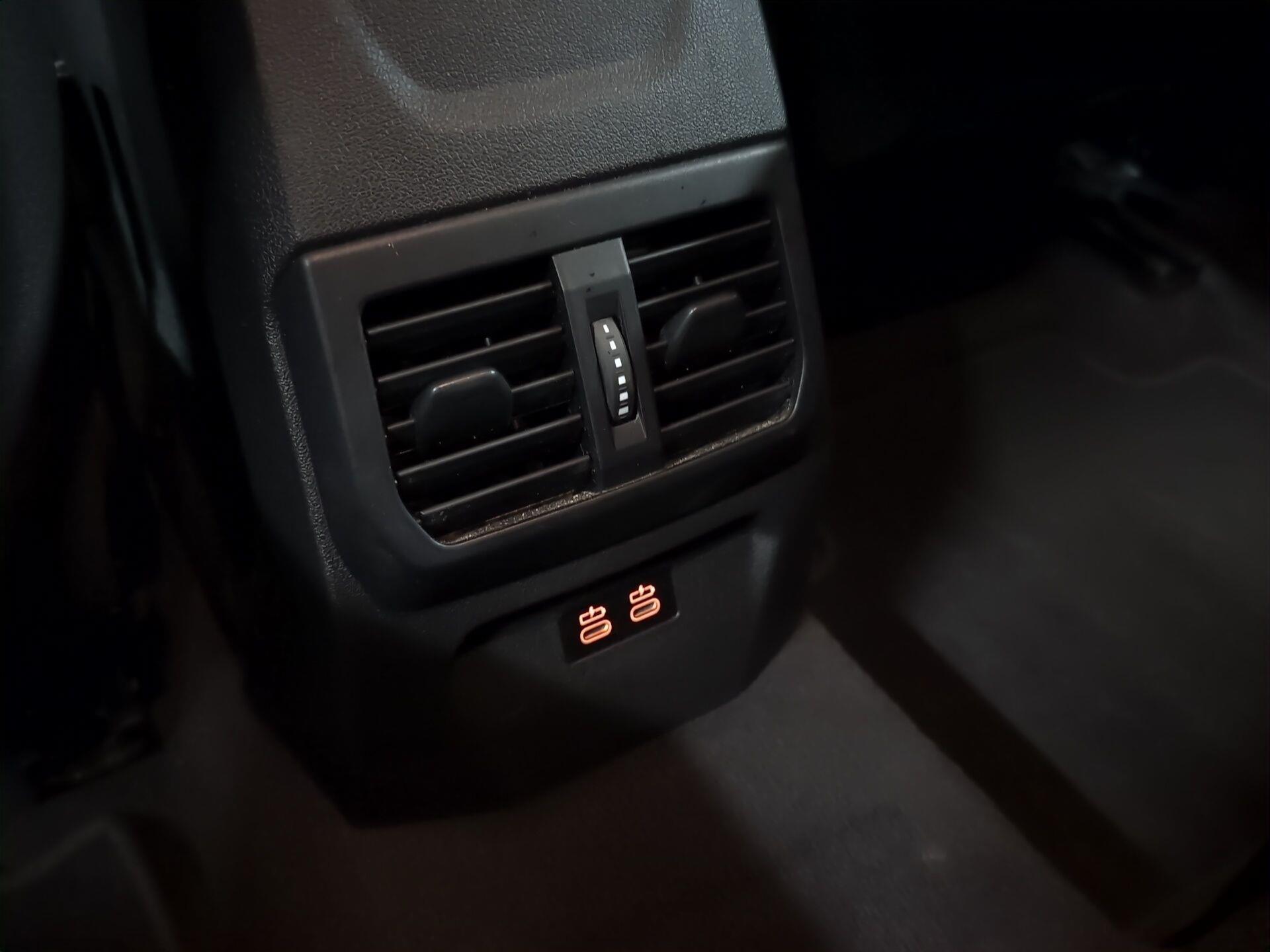 BMW Serie 1 118i color Negro. Año 2024. 103KW(140CV). Gasolina. En concesionario Automotor Premium Velázquez - Málaga de Málaga