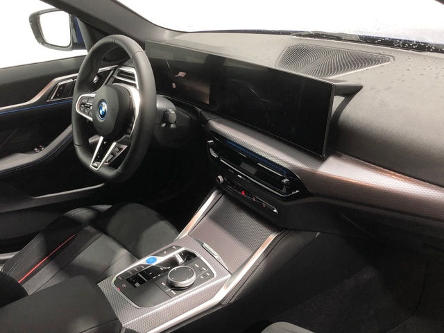 BMW i4 eDrive35 color Azul. Año 2025. 210KW(286CV). Eléctrico. En concesionario Auto Premier, S.A. - ALCALÁ DE HENARES de Madrid