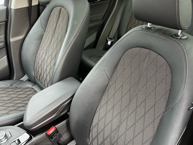 BMW X1 sDrive18d color Negro. Año 2021. 110KW(150CV). Diésel. En concesionario Celtamotor Vigo de Pontevedra