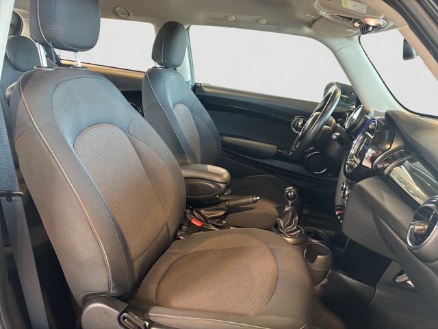 fotoG 13 del MINI MINI Cooper 100 kW (136 CV) 136cv Gasolina del 2019 en Barcelona