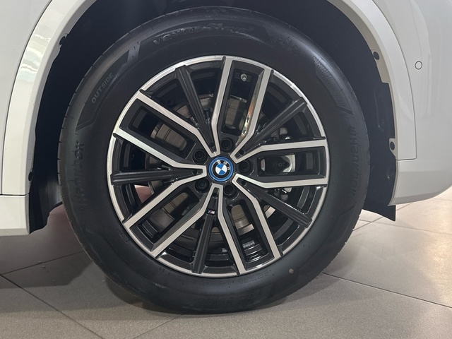 BMW iX1 xDrive30 color Blanco. Año 2025. 230KW(313CV). Eléctrico. En concesionario Auto Premier, S.A. - MADRID de Madrid