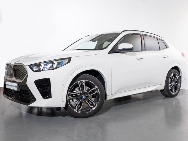 BMW iX2 eDrive20 color Blanco. Año 2025. 150KW(204CV). Eléctrico. En concesionario Oliva Motor Girona de Girona