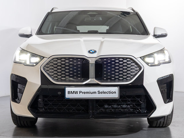BMW iX2 eDrive20 color Blanco. Año 2025. 150KW(204CV). Eléctrico. En concesionario Oliva Motor Girona de Girona