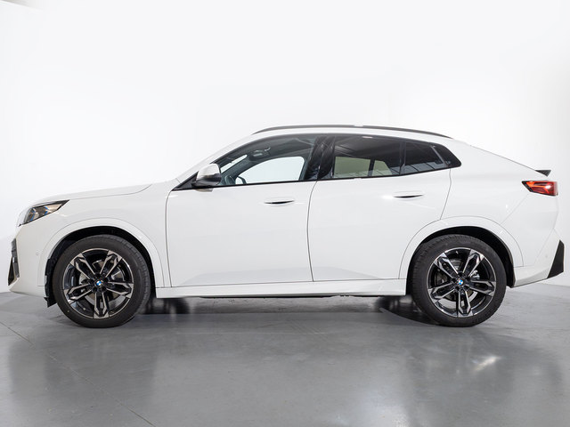 BMW iX2 eDrive20 color Blanco. Año 2025. 150KW(204CV). Eléctrico. En concesionario Oliva Motor Girona de Girona