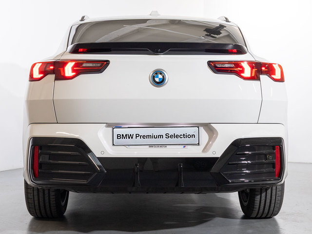 BMW iX2 eDrive20 color Blanco. Año 2025. 150KW(204CV). Eléctrico. En concesionario Oliva Motor Girona de Girona