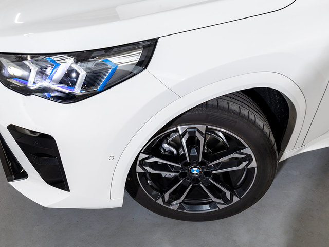 BMW iX2 eDrive20 color Blanco. Año 2025. 150KW(204CV). Eléctrico. En concesionario Oliva Motor Girona de Girona