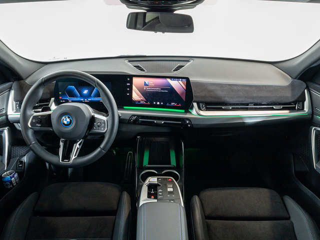 BMW iX2 eDrive20 color Blanco. Año 2025. 150KW(204CV). Eléctrico. En concesionario Oliva Motor Girona de Girona