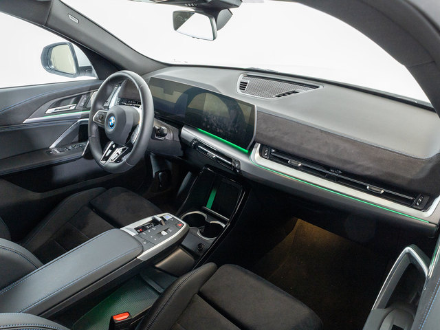 BMW iX2 eDrive20 color Blanco. Año 2025. 150KW(204CV). Eléctrico. En concesionario Oliva Motor Girona de Girona