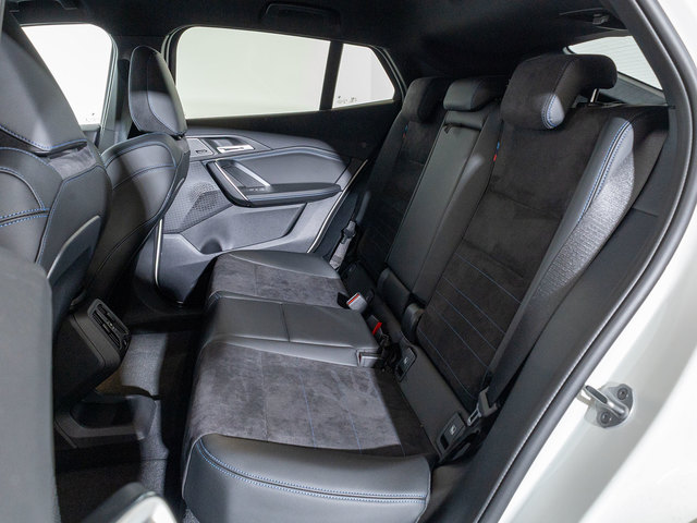 BMW iX2 eDrive20 color Blanco. Año 2025. 150KW(204CV). Eléctrico. En concesionario Oliva Motor Girona de Girona