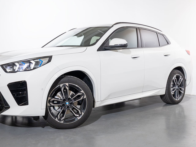 BMW iX2 eDrive20 color Blanco. Año 2025. 150KW(204CV). Eléctrico. En concesionario Oliva Motor Girona de Girona