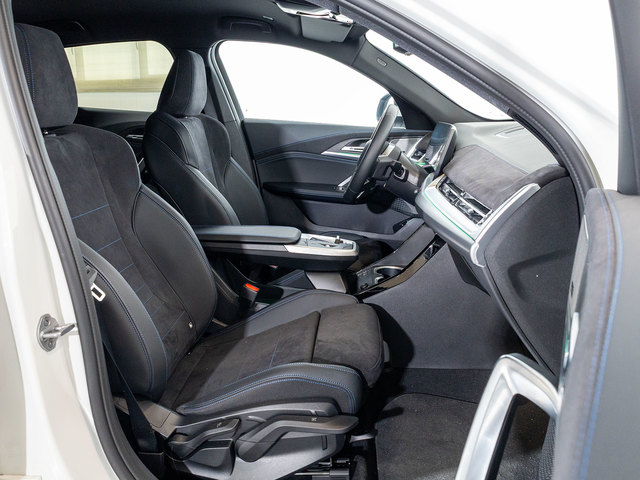 BMW iX2 eDrive20 color Blanco. Año 2025. 150KW(204CV). Eléctrico. En concesionario Oliva Motor Girona de Girona