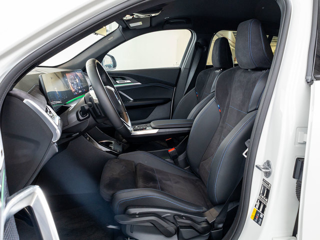 BMW iX2 eDrive20 color Blanco. Año 2025. 150KW(204CV). Eléctrico. En concesionario Oliva Motor Girona de Girona