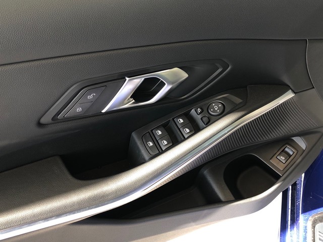 BMW Serie 3 318d color Azul. Año 2025. 110KW(150CV). Diésel. En concesionario Vehinter Getafe de Madrid