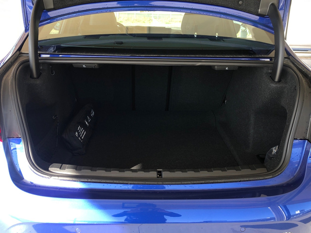 BMW Serie 3 318d color Azul. Año 2025. 110KW(150CV). Diésel. En concesionario Vehinter Getafe de Madrid