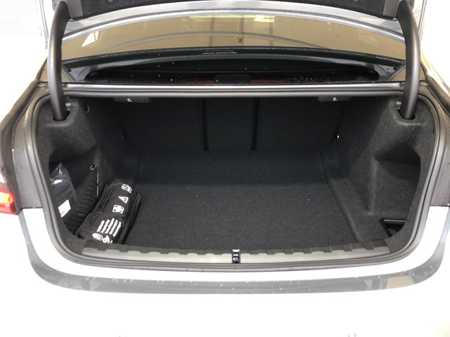 BMW Serie 3 320d color Gris. Año 2025. 140KW(190CV). Diésel. En concesionario Vehinter Getafe de Madrid