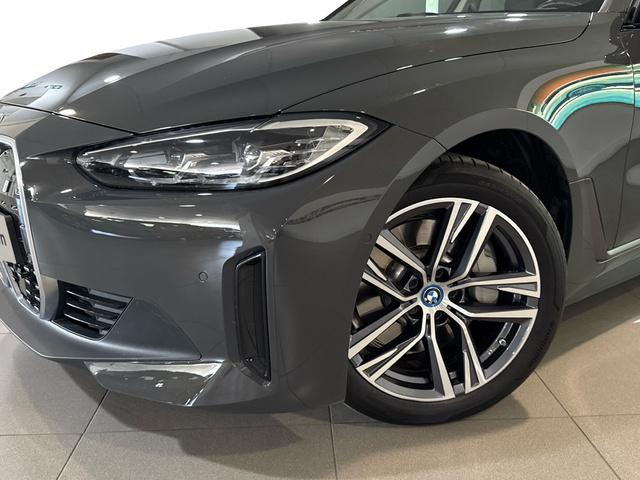 BMW i4 eDrive40 color Gris. Año 2024. 250KW(340CV). Eléctrico. En concesionario Auto Premier, S.A. - MADRID de Madrid