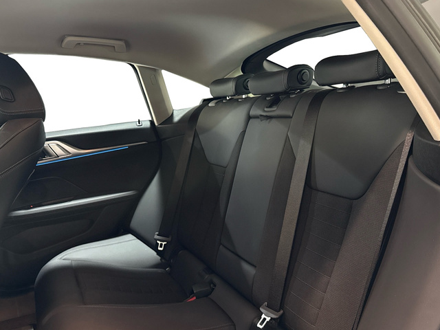 BMW i4 eDrive40 color Gris. Año 2024. 250KW(340CV). Eléctrico. En concesionario Auto Premier, S.A. - MADRID de Madrid