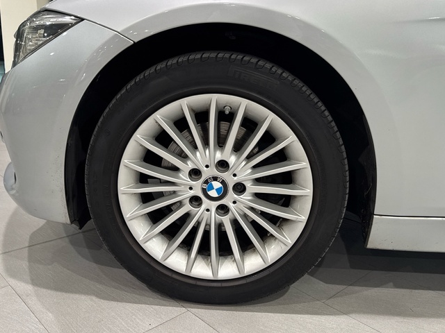 BMW Serie 3 320d color Gris Plata. Año 2017. 140KW(190CV). Diésel. En concesionario Motor Gorbea de Álava