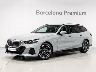 Fotos de BMW Serie 5 530e Touring color Gris. Año 2025. 220KW(299CV). Híbrido Electro/Gasolina. En concesionario Barcelona Premium -- GRAN VIA de Barcelona
