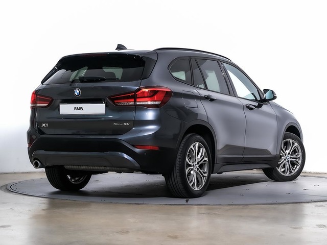 BMW X1 sDrive18i color Gris. Año 2021. 103KW(140CV). Gasolina. En concesionario Oliva Motor Tarragona de Tarragona
