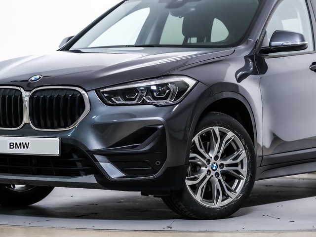 BMW X1 sDrive18i color Gris. Año 2021. 103KW(140CV). Gasolina. En concesionario Oliva Motor Tarragona de Tarragona