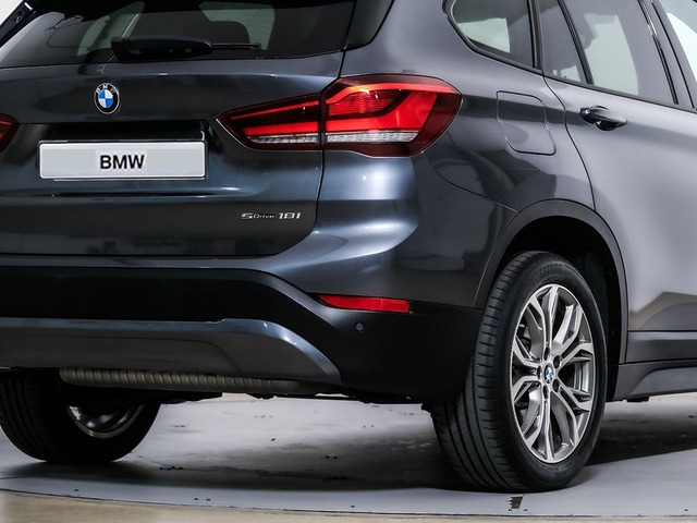 BMW X1 sDrive18i color Gris. Año 2021. 103KW(140CV). Gasolina. En concesionario Oliva Motor Tarragona de Tarragona
