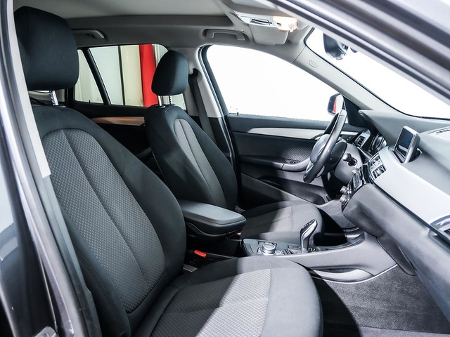 BMW X1 sDrive18i color Gris. Año 2021. 103KW(140CV). Gasolina. En concesionario Oliva Motor Tarragona de Tarragona